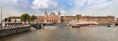 Amsterdam Merkez Tren İstasyonu ve Canal Cruise Müzesi.