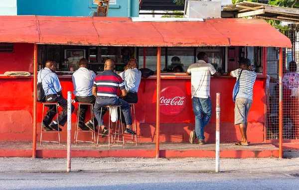 Cartel de coca cola en un bar en Barbados . —  Fotos de Stock
