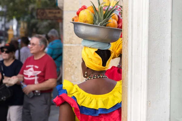 Widok z tyłu palenquera sprzedaży owoców w Cartagena. — Zdjęcie stockowe
