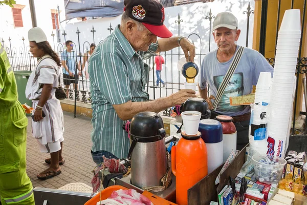 Senior vânzător de stradă care vinde cafea tinto . — Fotografie, imagine de stoc