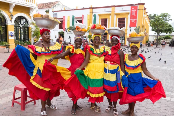 Gruppo di palenqueras che vendono frutta a Cartagena . — Foto Stock