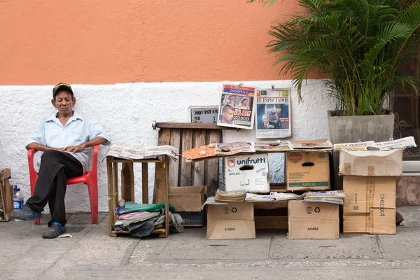 Un vendedor de periódicos local en la calle de Cartagena, Colombia . —  Fotos de Stock
