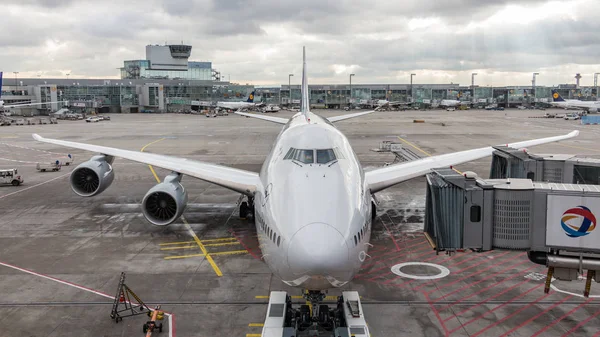 Boeing 747 готов к атаке в аэропорту Франкфурта . — стоковое фото