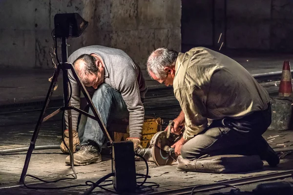 Trabalhadores metalúrgicos que trabalham à noite no pavimento em Lisboa . — Fotografia de Stock