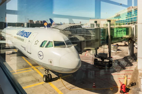 Airbus A321 в аэропорту Франкфурта . — стоковое фото