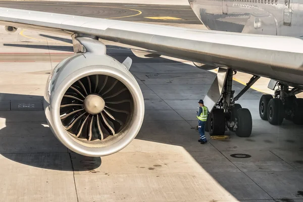 Flugzeugtriebwerk mit gebogenen Propellerblättern einer Boing 747. — Stockfoto