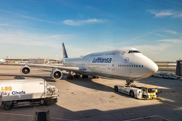 Push back av en Boing 747 av Lufthansa Airlines. — Stockfoto