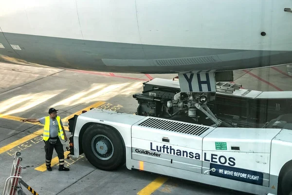 Σπρώξτε πίσω ένα Boing 747 της Lufthansa Airlines. — Φωτογραφία Αρχείου