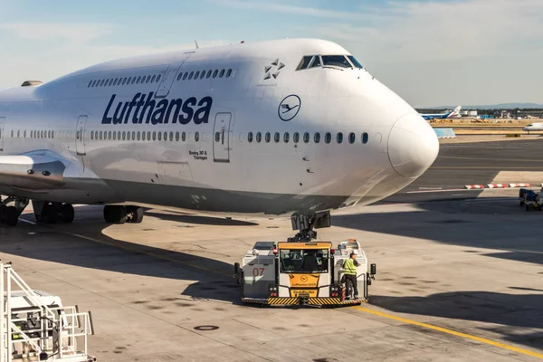 Отдать назад Boing 747 авиакомпании Lufthansa Airlines . — стоковое фото