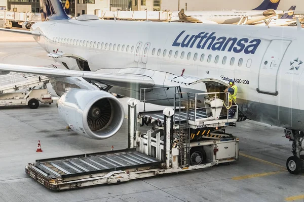 Last bils väskor lastare som drivs av en flyg plats arbetare. — Stockfoto