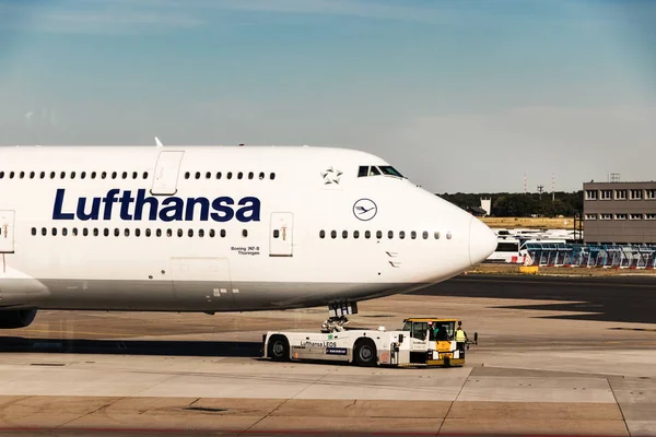 Σπρώξτε πίσω ένα Boing 747 της Lufthansa Airlines. — Φωτογραφία Αρχείου