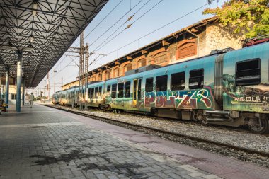 Larissa Tren Istasyonu platformunda Park edilmiş bir banliyö treni