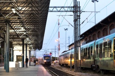Banliyö treni Larissa Tren Istasyonu platformuna yaklaşıyor.