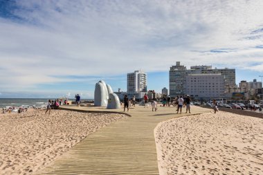 Punta del Este, Uruguay heykel La Mano insanlar.