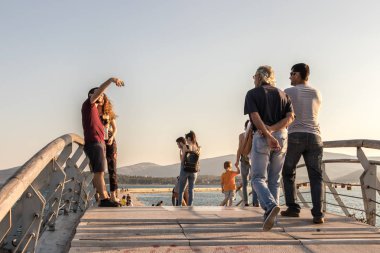 Volos Limanı köprüdeki insanlar.