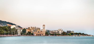 Volos, Thessaly, Yunanistan-27 Mayıs, 2018: Pagasetic Körfezi, Volos Limanı ve Saints Konstantinos & Elenis Kilisesi 'nin panoramik manzarası.