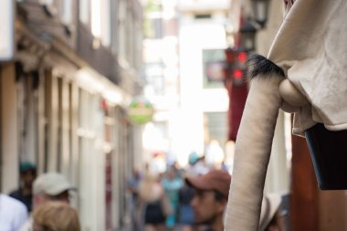 Bir bez bebek-bir penis şekli ile dummy t bir duvara asıldı