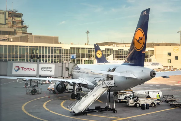 Вид сзади на Lufthansa Airbus A320 . — стоковое фото