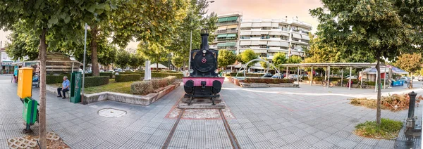 Panorama de la Platia ose y una vieja locomotora . — Foto de Stock