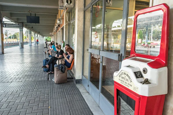 Alte Münzwaage am Bahnsteig des Larissa-Bahnhofs. — Stockfoto