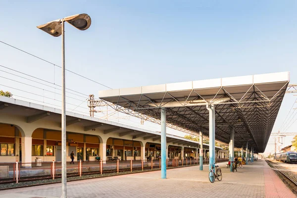 Järnväg och plattform för Larissa Train Station. — Stockfoto
