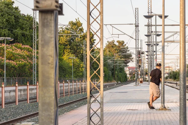 Järnväg, ledningar och torn på plattformen av Larissa Train Station. — Stockfoto