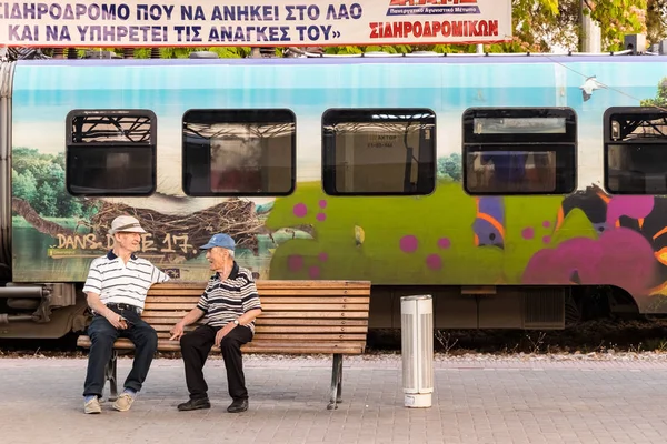 Två grekiska Senior män pratar på Larissa tåg stationen. — Stockfoto