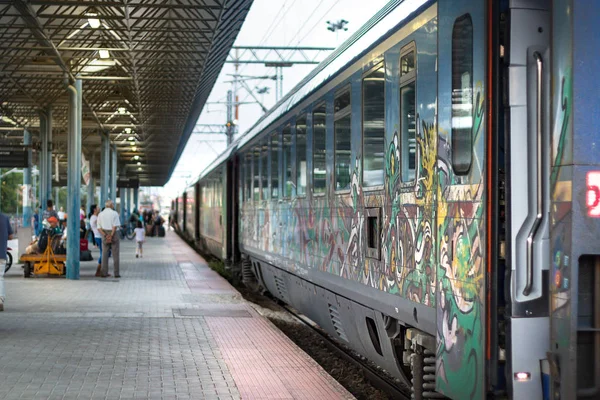 Det grekiska InterCity-tåget stannade vid Larissa station i Larissa. — Stockfoto