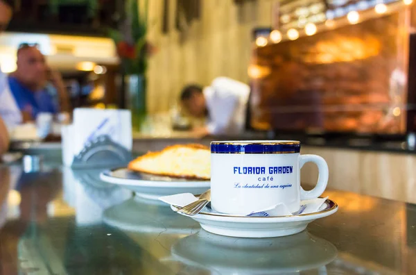 Coupe de café expresso sur le comptoir du café Florida Garden à Buenos Aires . — Photo