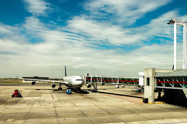 Реактивный самолет в аэропорту с откидным пальцем на боку . — стоковое фото