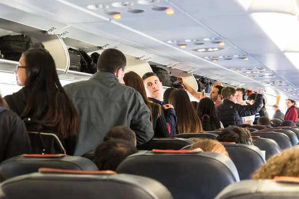 Passengers on a line leaving an airplane. — Stock Photo, Image