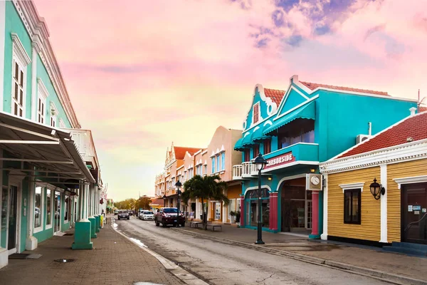 Kralendijk 'in kıyısında ticari merkezi, Bonaire.