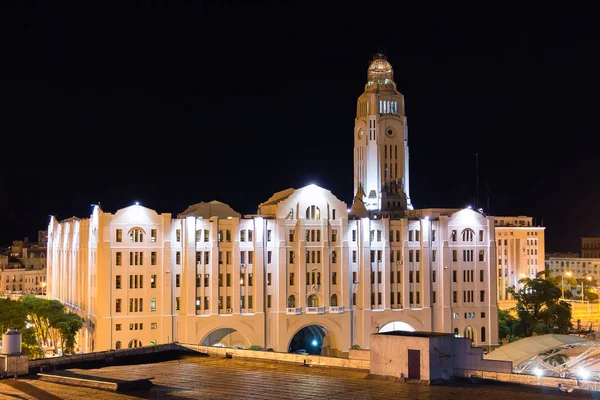 O edifício da Alfândega (Aduana de Montevidéu à noite, Uruguai . — Fotografia de Stock