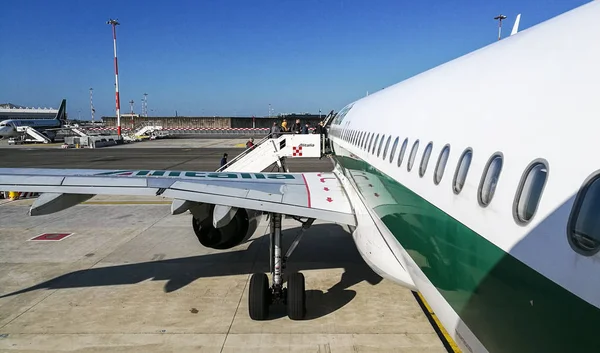 Alitalia flyg plan, bakre entré dörr. — Stockfoto