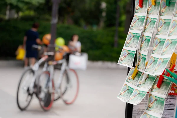 Bilhetes de loteria gregos em espera por cavilhas em Larissa, Grécia . — Fotografia de Stock