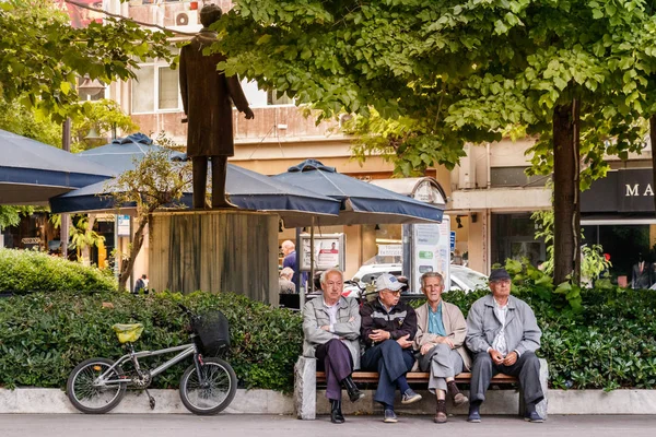 Quatre hommes âgés assis sur la place centrale, Larissa . — Photo