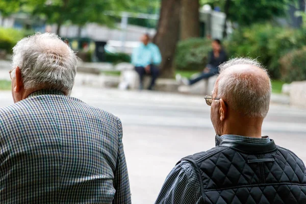 Dva starší muži sedí na centrálním náměstí, Larissa. — Stock fotografie