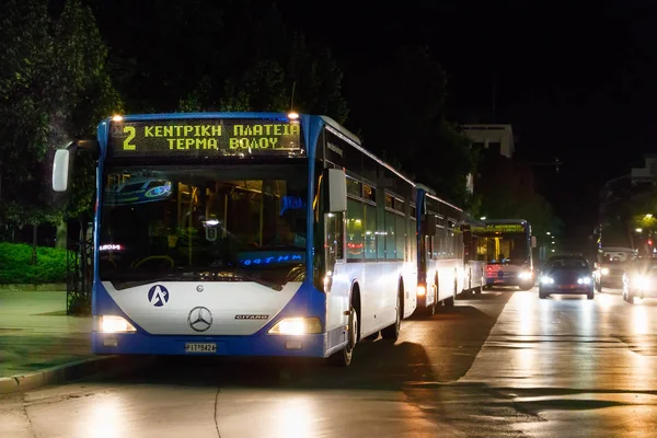 Bus urbains Larissa Ktel dans la Kentriki Platia . — Photo
