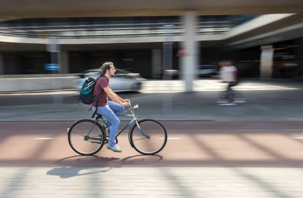 Amsterdam Pays Bas Juillet 2018 Homme Avec Sac Dos Vélo — Photo