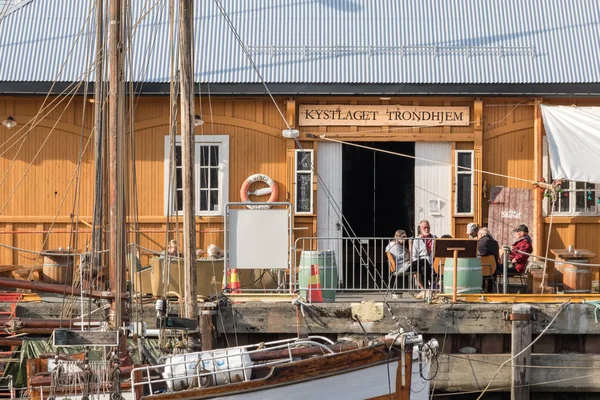 Οι άνθρωποι στο Cafe Skuret στο Fosenkaia ST στο λιμάνι στο Τρόντχαϊμ της Νορβηγίας. — Φωτογραφία Αρχείου