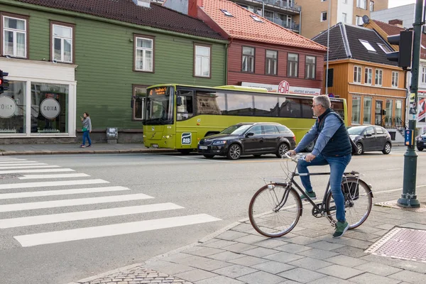 Un hombre en bicicleta se detuvo en la avenida Olav Tryggvasons en Trondheim, Noruega . —  Fotos de Stock