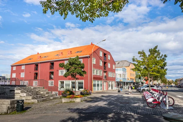 El Fjordgata St con coloridos edificios y bicicletas en Trondheim, Noruega . — Foto de Stock