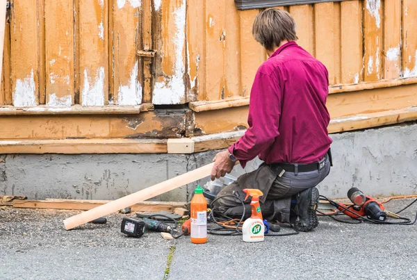 Trondheim Norvège Août 2018 Charpentier Masculin Accroupi Assemblant Morceau Bois — Photo