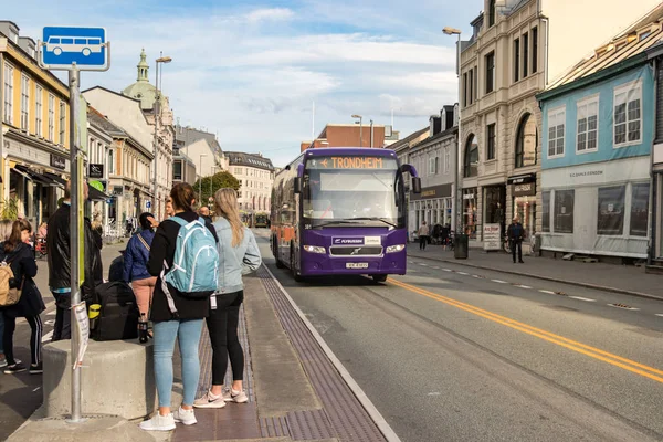 Personas esperando el autobús en una parada de autobús en Trondheim, Noruega . — Foto de Stock