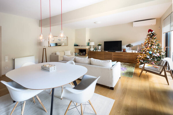 Обед - Гостиная со стульями и деревянным шкафом
.