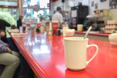 Bir bar masasında bir fincan kahve.