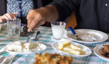 Evde Yunan öğle yemeği.