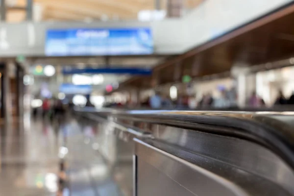 Räcke av ett passagerar band transportör närbild. — Stockfoto