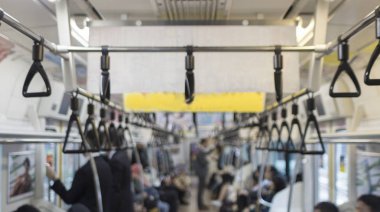 Kolları ve tren içinde insanlar.