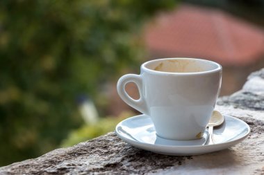 Bir taş üzerinde espresso kahve beyaz bir fincan.